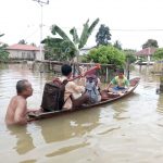 Banjir Melanda Batang Hari, Kades Terjun Selamatkan Siswa