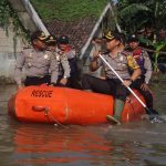 Kapolres Metro Tangerang  Sambangi Korban Banjir  di Jatiuwung