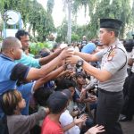 Takjil dari Polres Jakarta Utara Untuk Warga Terminal Bus Tanjung Priok
