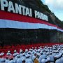 Polda Bali Bentangkan Merah Putih Terpanjang di Dunia