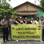 Tim Jum’at Barokah Polresta Pekanbaru Sambangi Janda Tua
