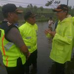 Mensos Tinjau Korban Puting Beliung, Kapolresta Sidoarjo Tinjau Banjir