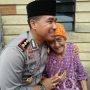 Sambangi Mbah Yusni, Wakapolresta Pekanbaru Ingat Almarhumah Ibunya