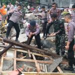 Polda Banten dan TNI Bersinergi Bantu Evakuasi Warga Korban Banjir di Wilayah Desa Kalang Anyar