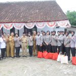 Puluhan Polwan Blusukan Salurkan Zakat Penghasilan Personel Polda Banten