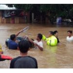 Banjir Gowa, Kapolres Terjun Langsung Evakuasi Warga