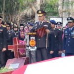 Kapolda Riau Pimpin Upacara Pemakaman Bripka (ANM) Hendra Saut Parulian Sibarani