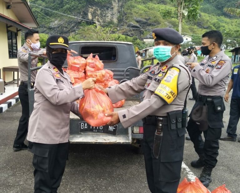 Personil Polres Antar Langsung Zakat Fitrah ke Rumah ...