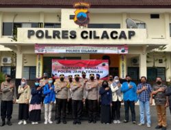 Polres Cilacap Bagikan Bansos Polda Jateng Bersama Perwakilan Mahasiswa dari 7 Kampus