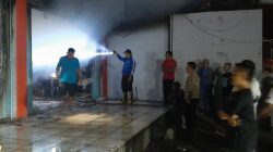 Respon Cepat Anggota Polri, Bantu Padamkan Api yang Membakar Warung Makan Cepat Saji di Cilacap
