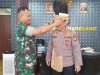 Pulang Operasi, Dan Yonif Raider Khusus 136/TS Sekupang Hadiahkan Topi Khas Papua ke Kapolresta Barelang