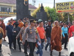 Singgah Di Mapolresta Magelang, Bhiksu Thudong Mendoakan Keselamatan Personil Polri