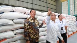 Pj Gubernur Jateng Nana dan Mensesneg Wakili Presiden Jokowi Bagikan Bantuan Beras di Sukoharjo