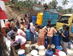 Dilanda Kekeringan, Warga Dermaji Bahagia Terima Bantuan Air Bersih dari Karang Taruna Tri Darma Taruna