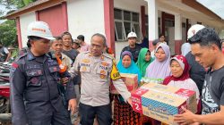 Polda Jabar dan Tim SAR Sat Brimob Polda Jabar Bersama Polres Sukabumi Bagikan Sembako Untuk Warga Terdampak Banjir di Kabupaten Sukabumi