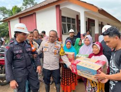 Polda Jabar dan Tim SAR Sat Brimob Polda Jabar Bersama Polres Sukabumi Bagikan Sembako Untuk Warga Terdampak Banjir di Kabupaten Sukabumi