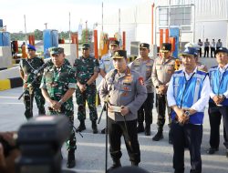 Persiapan Natal dan Tahun Baru, Kapolri dan Panglima TNI Tinjau Gerbang Tol Prambanan