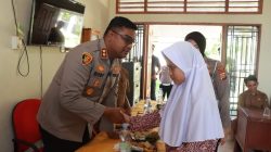 Polri Humanis – Kapolres Kampar Serahkan Bantuan dan Berikan Motivasi Siswa SLBN Desa Laboy Jaya