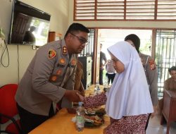 Polri Humanis – Kapolres Kampar Serahkan Bantuan dan Berikan Motivasi Siswa SLBN Desa Laboy Jaya