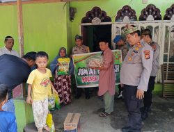 Jumat Barokah Polsek Kampar, Kapolsek Serahkan Bantuan ke Korban Kebakaran Desa Penyasawan