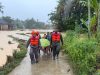 Satbrimob Polda Sumbar Kerahkan 71 Personel SAR Bantu Evakuasi Korban Banjir di 4 Titik Kota Padang