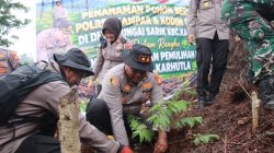 Medan Terjal Bukan Halangan, Kapolres Kampar & Kodim 0313/KPR Hijaukan Lahan Pasca Kebakaran