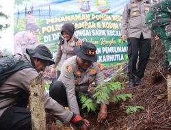 Medan Terjal Bukan Halangan, Kapolres Kampar & Kodim 0313/KPR Hijaukan Lahan Pasca Kebakaran