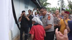 Polisi Bersama Masyarakat, Kapolres Kampar Serahkan Rumah Layak Huni Untuk Ibu Suraya