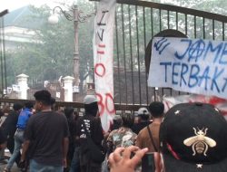 Jambi Dikepung Asap dan Amarah! Gubernur ‘Menghilang’, Gerbang DPRD Nyaris Jebol 